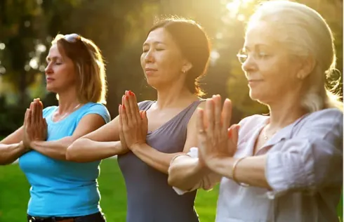 SALLE DE YOGA - Golden Age Yoga pour la mobilité et le bien-être 