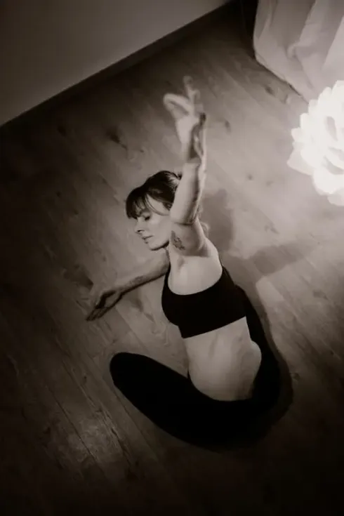 ONLINE Simona Yoga restorative (C'est un yoga doux avec un rythme lent, récupération)