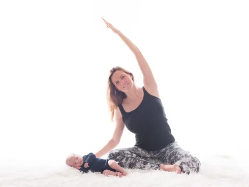 Postnatal Yoga with Baby / Rückbildungsyoga mit Baby (Hybrid)